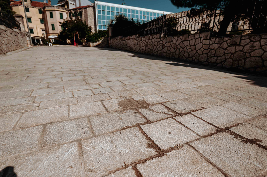 Poljana prljava i nakon pranja, a trg ispred Fausta Vrančića postao livada