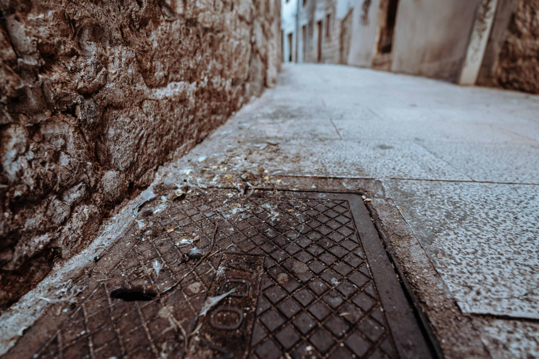 Poljana prljava i nakon pranja, a trg ispred Fausta Vrančića postao livada