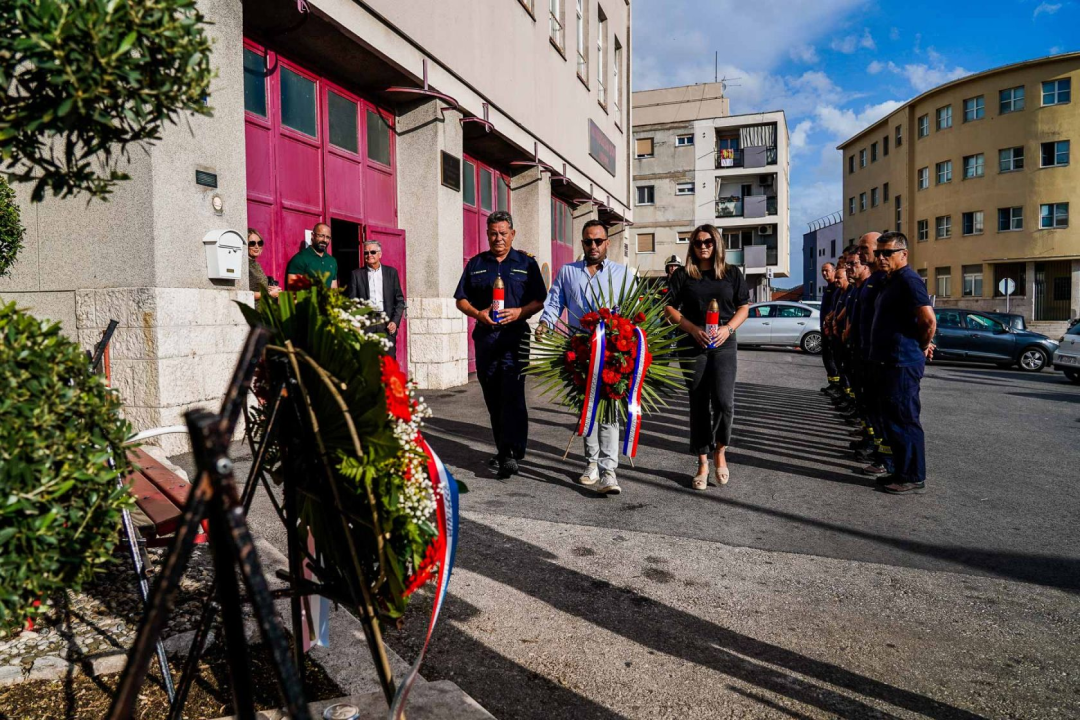 U Šibeniku položeni vijenci za poginule vatrogasce