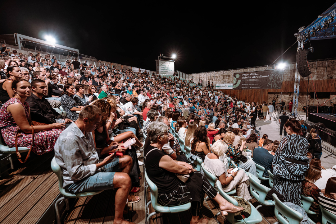 Parni Valjak raspjevao i rasplesao publiku na tvrđavi