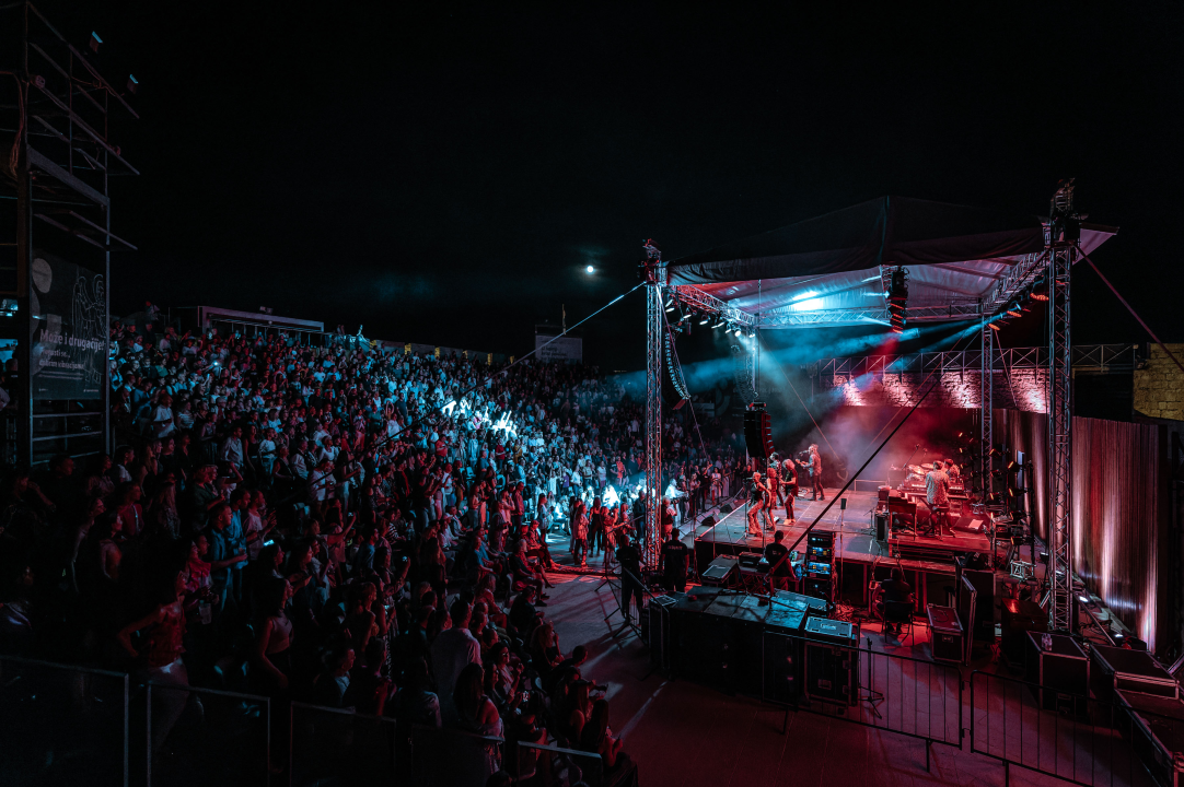 Parni Valjak raspjevao i rasplesao publiku na tvrđavi