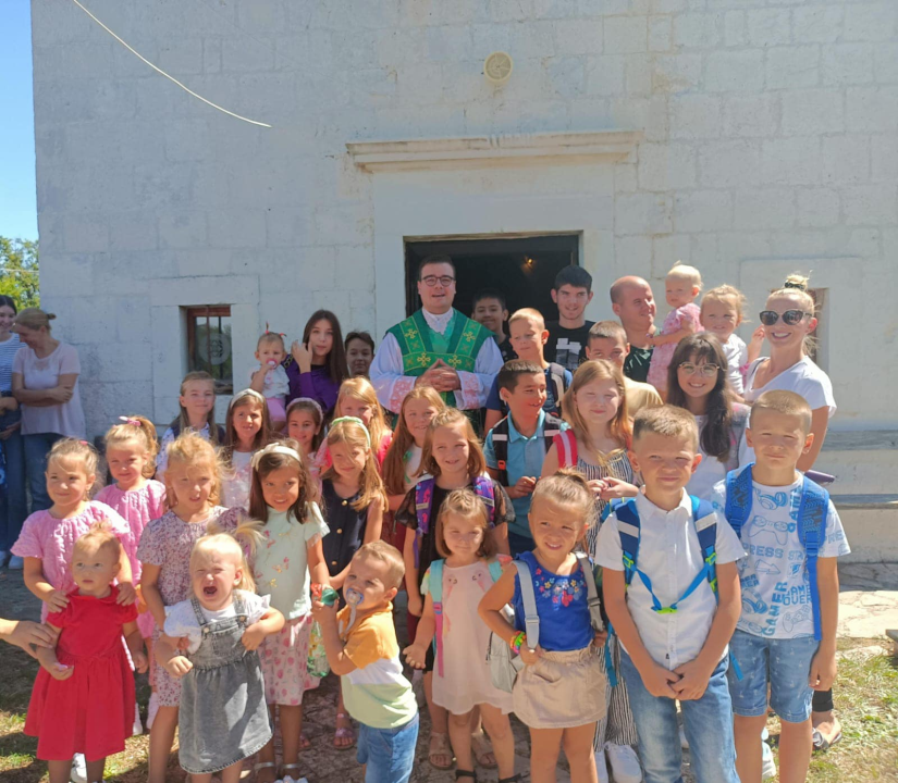 Blagoslov djece i školskih torbi u župama Ražine i Ljubitovica