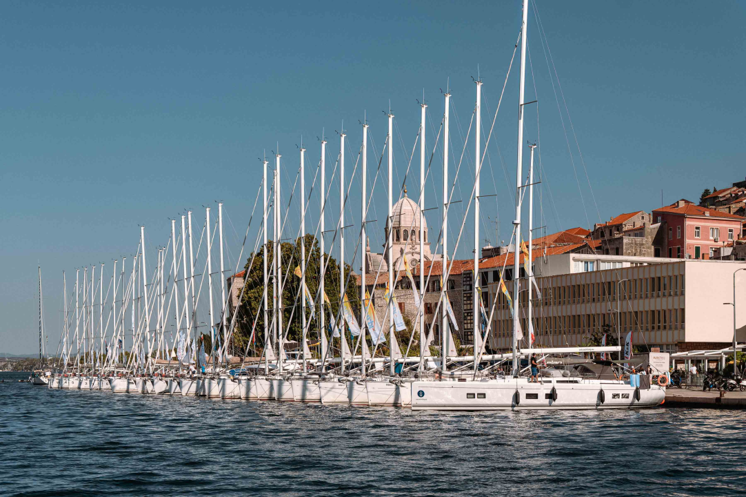 Riva puna jedrilica kao usred sezone, ali bez slaloma između turista ako prošetate