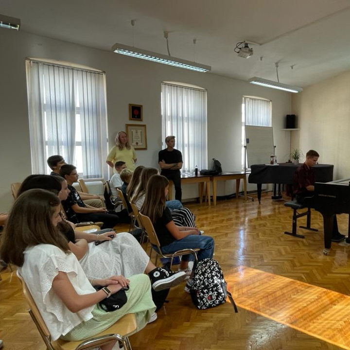 Ovo se zove poticaj! Maksim Mrvica posjetio učenike šibenske glazbene škole