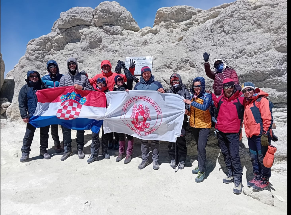 Petnaest planinara iz Šibenika krenulo u osvajanje najvećeg vrha u Iranu: Njih devetero je uspjelo!