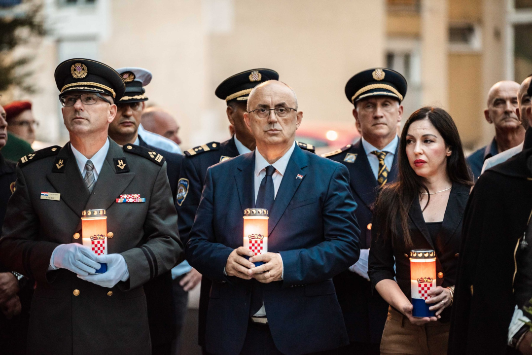 Unatoč prolomu oblaka, grmljavini i pljusku, Šibenčani pokazali koliko im znači Rujanski rat 