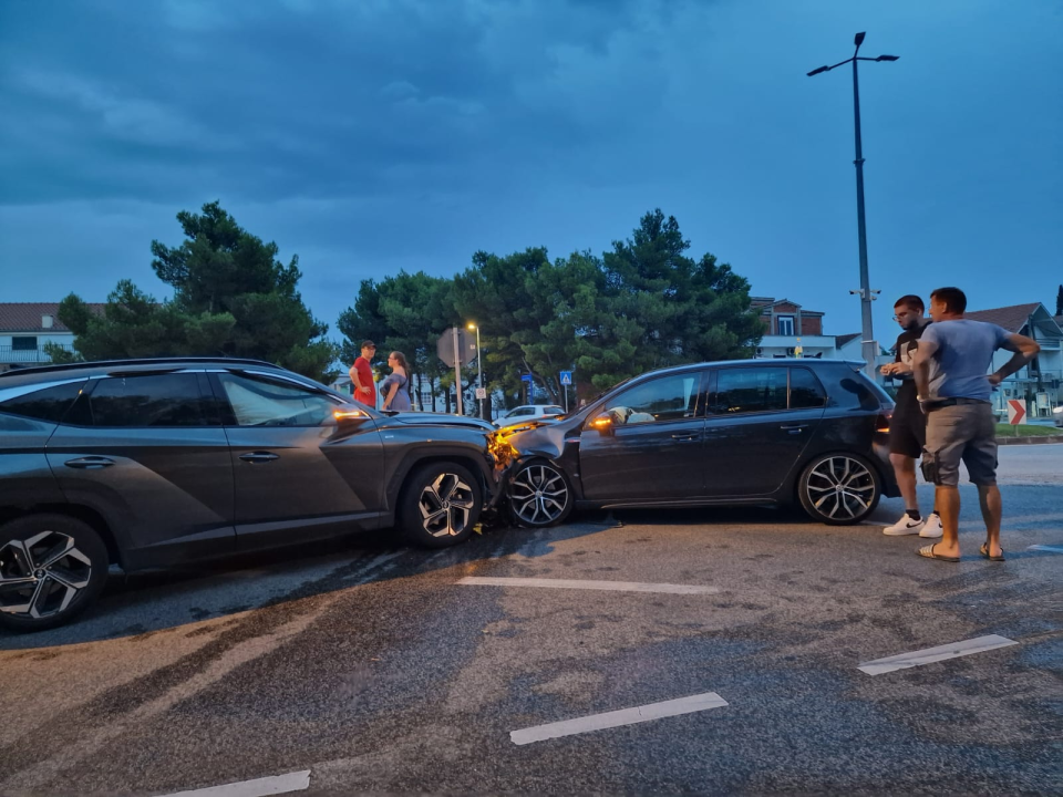 Dva automobila sudarila se na rotoru kod benzinske u Vodicama