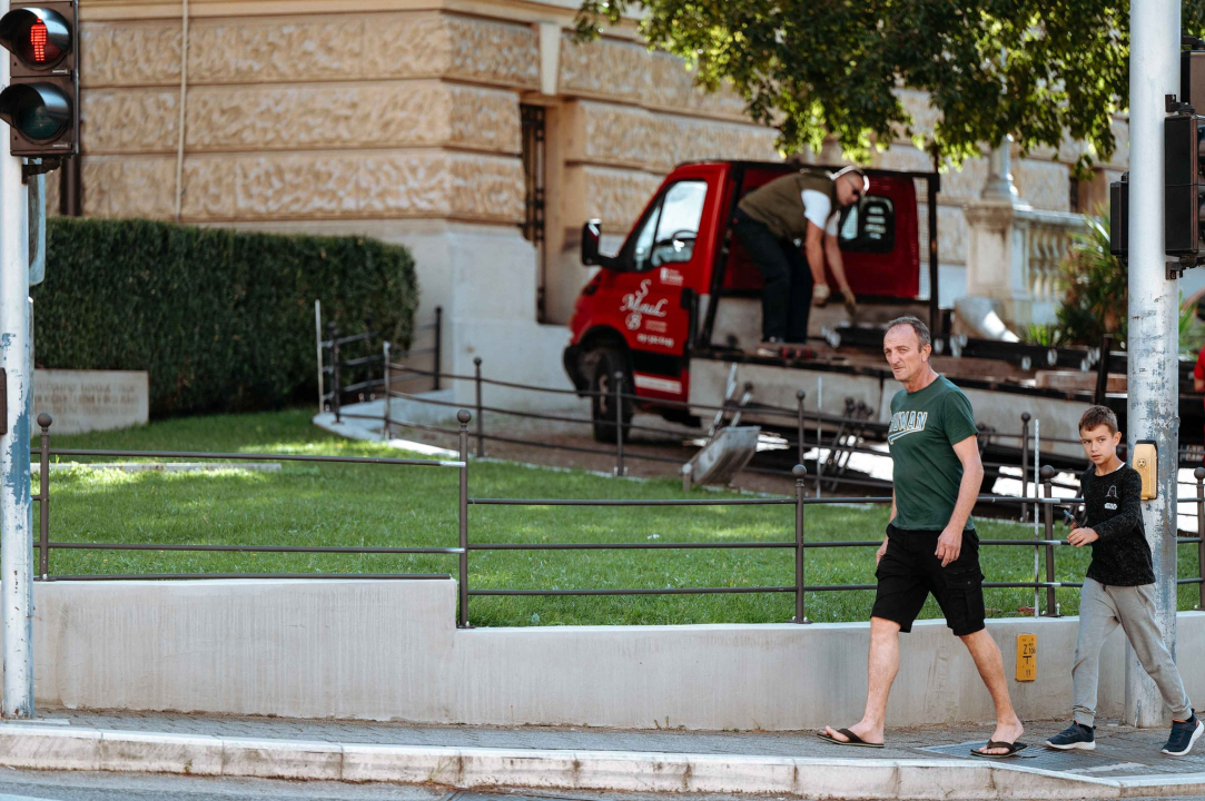 Zgrada suda i travnjaci od jutros u potpunosti opasani ogradom: Teško će se više tamo šetati kućni ljubimci 