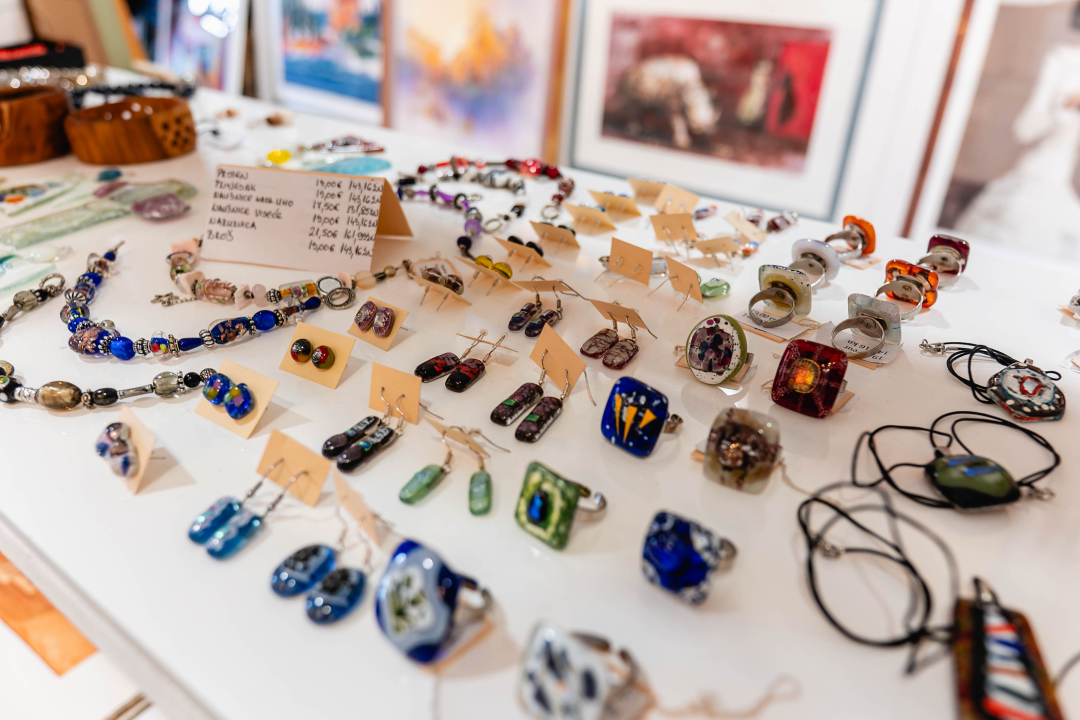 U Galeriju Juraj Dalmatinac stigle zimske kolekcije dizajnerske odjeće i nakita