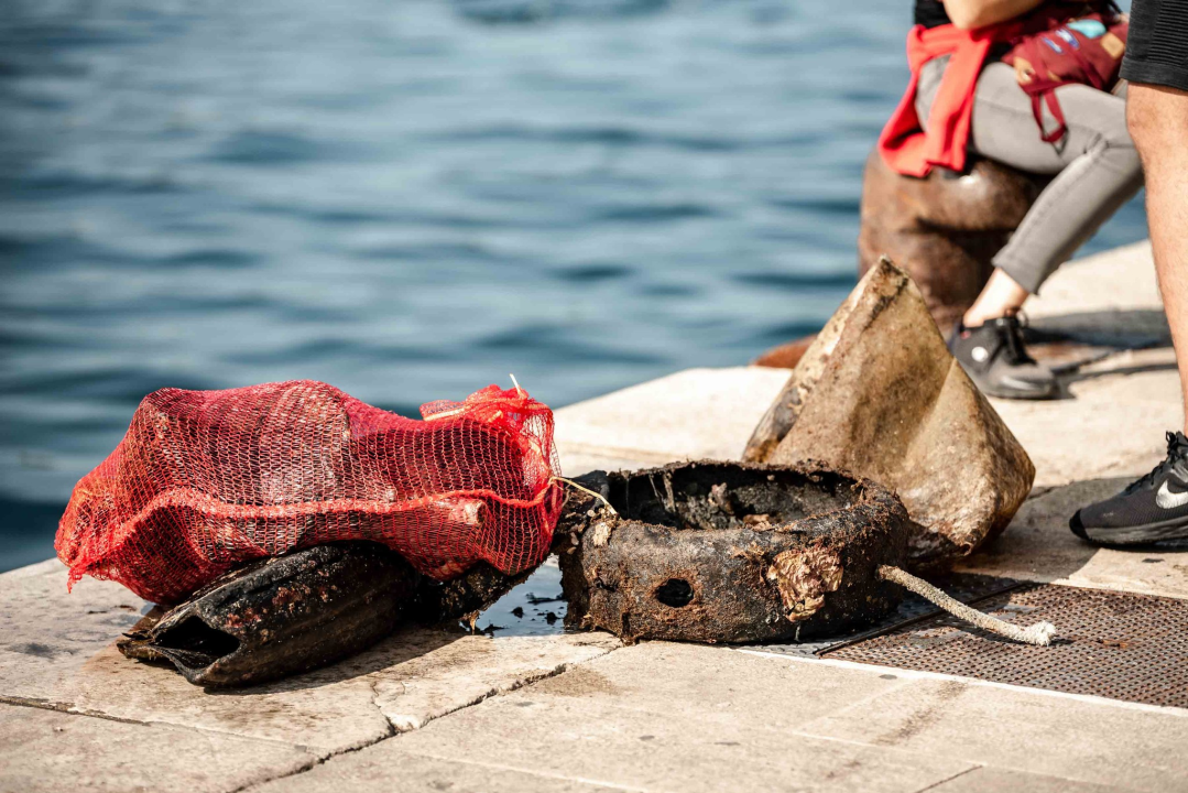Jutros povodom Dana grada čišćeno podmorje šibenske rive: Među puno smeća pronađena pa deaktivirana ručna bomba