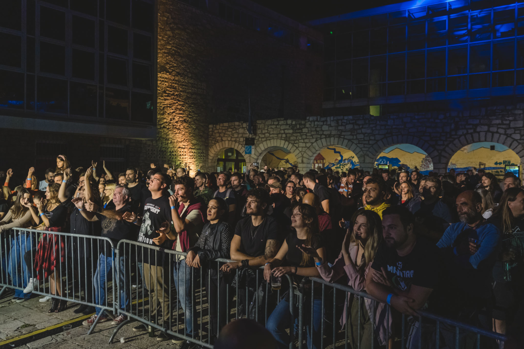 Dino Jelusić zatvorio ‘Bablje ljeto’ u Šibeniku, pogledajte atmosferu s koncerta