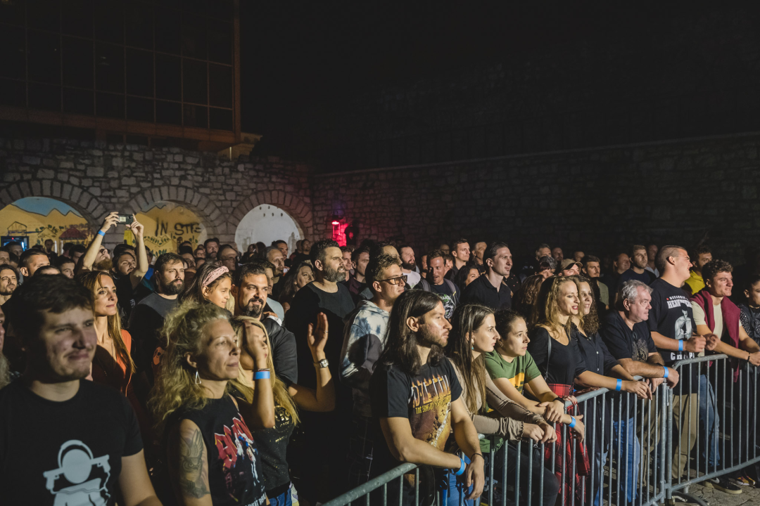 Dino Jelusić zatvorio ‘Bablje ljeto’ u Šibeniku, pogledajte atmosferu s koncerta