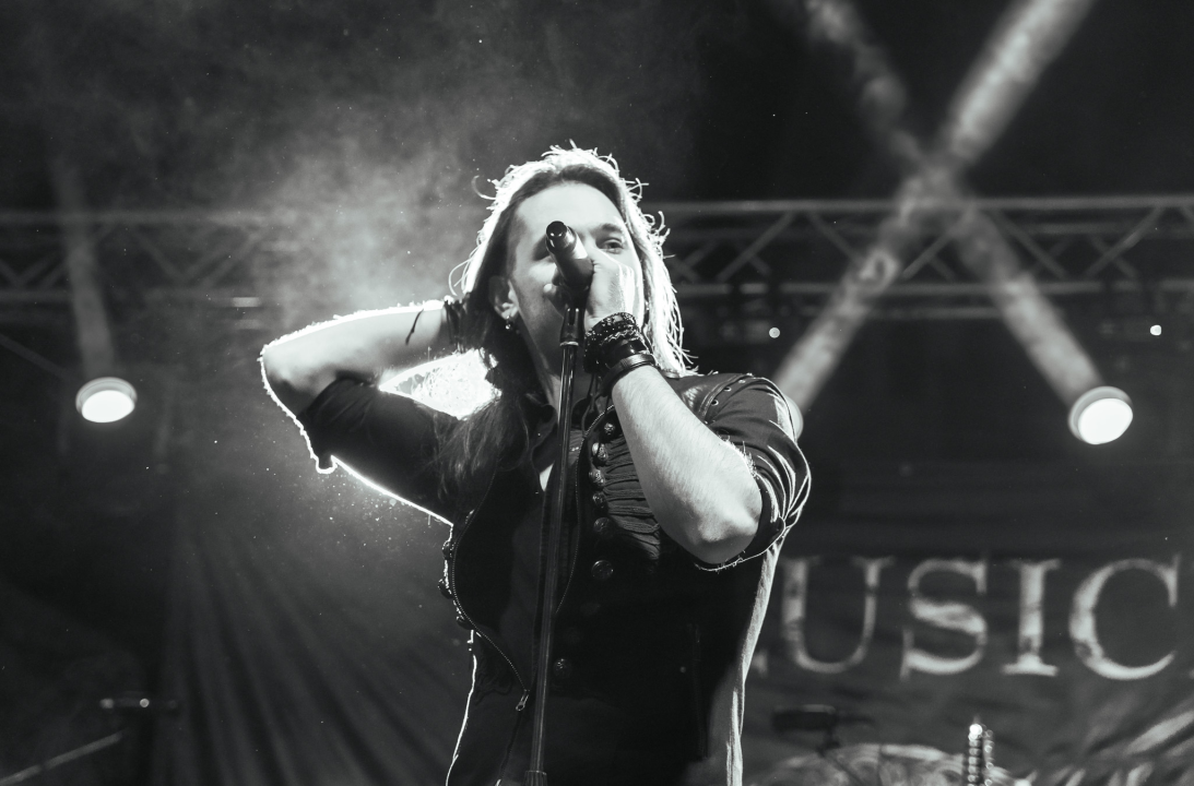 Dino Jelusić zatvorio ‘Bablje ljeto’ u Šibeniku, pogledajte atmosferu s koncerta