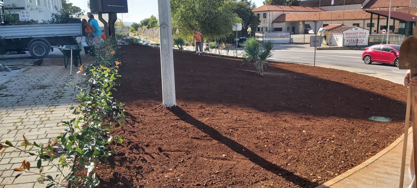 Zeleni grad Šibenik nastavlja s uljepšavanjem kvartova: Na Biocima posađene Yucca i Photinia 