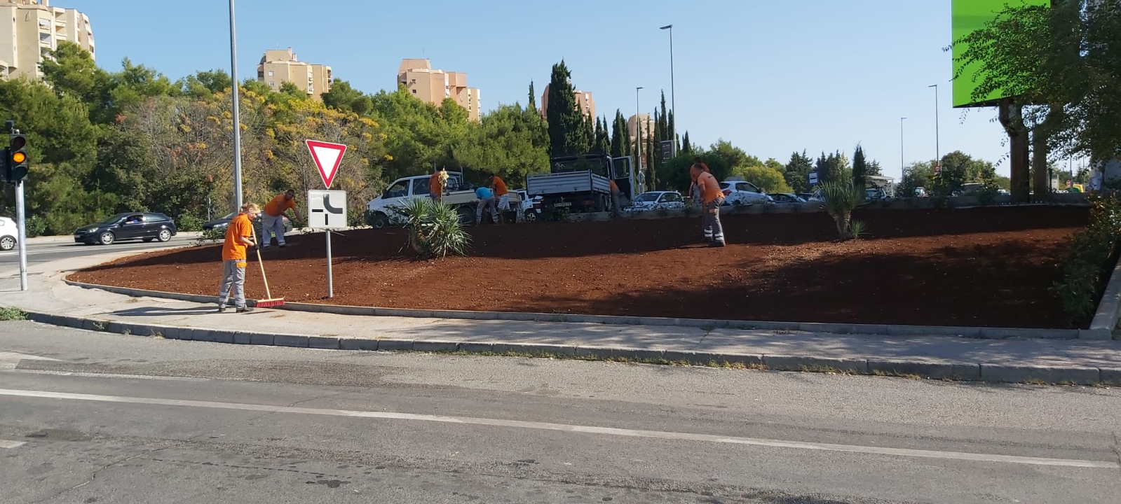 Zeleni grad Šibenik nastavlja s uljepšavanjem kvartova: Na Biocima posađene Yucca i Photinia 