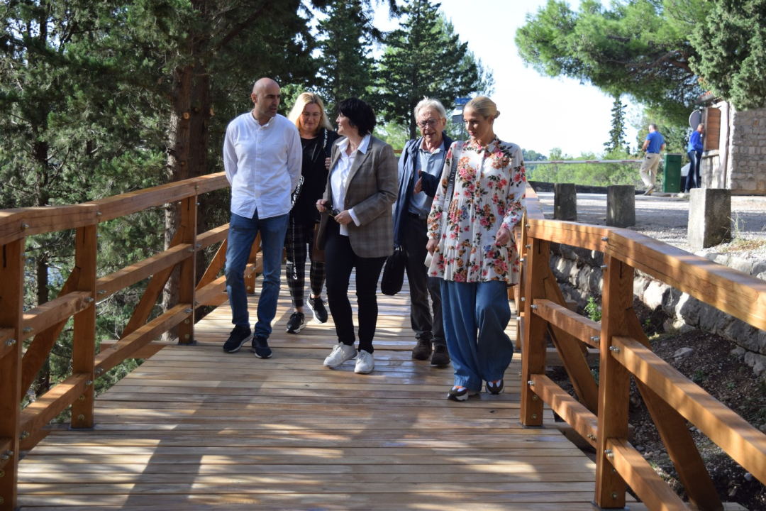 Završeni radovi na uređenju pješačke staze ispod Skradinskog mosta