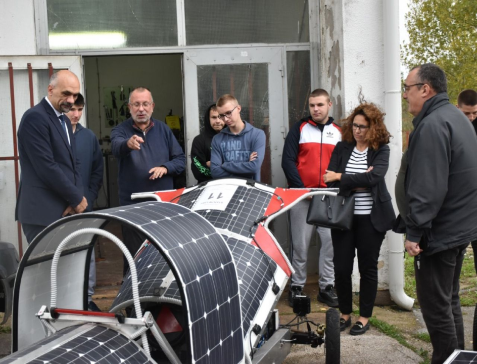 Jelić kod mladih inovatora iz Knina koji su solarnim automobilom osvojili prvo mjesto