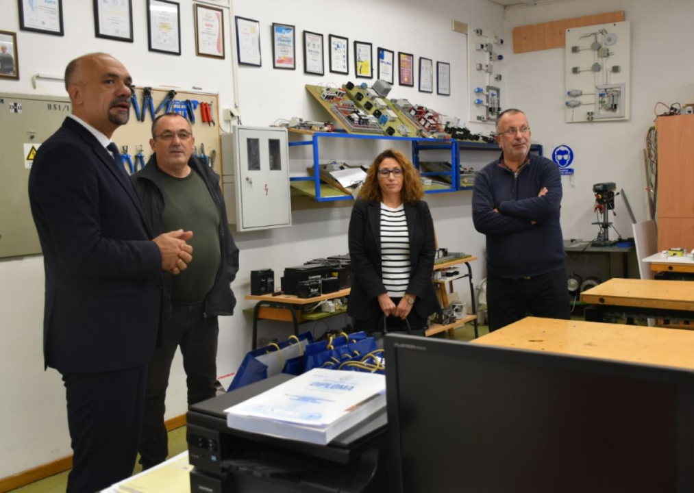 Jelić kod mladih inovatora iz Knina koji su solarnim automobilom osvojili prvo mjesto