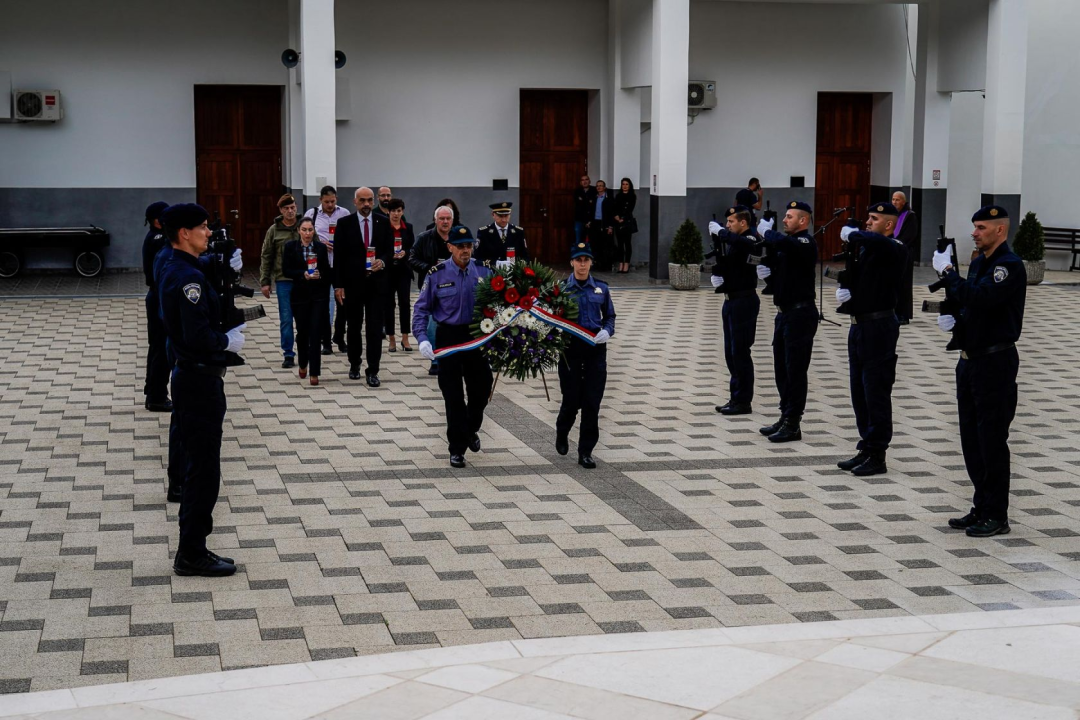 Predstavnici Grada i Županije položili vijence i zapalili svijeće na Kvanju