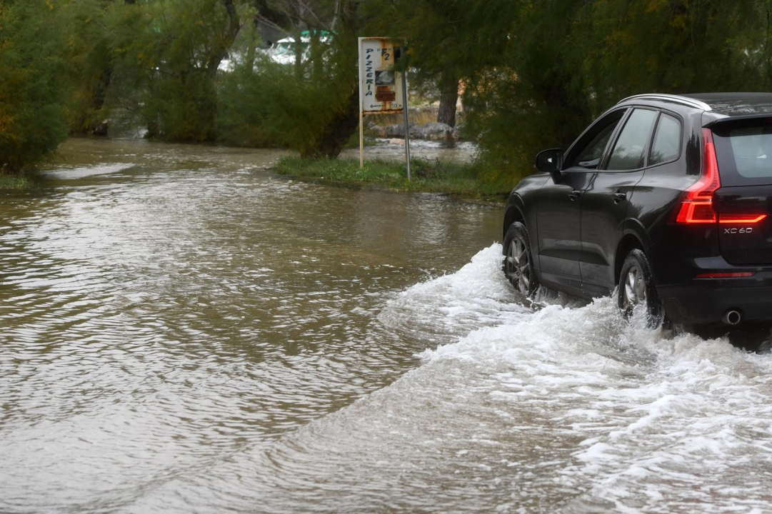 Posljedice olujnog nevremena: U Šibeniku su jugo i plima poplavili Jadriju i Brodaricu 