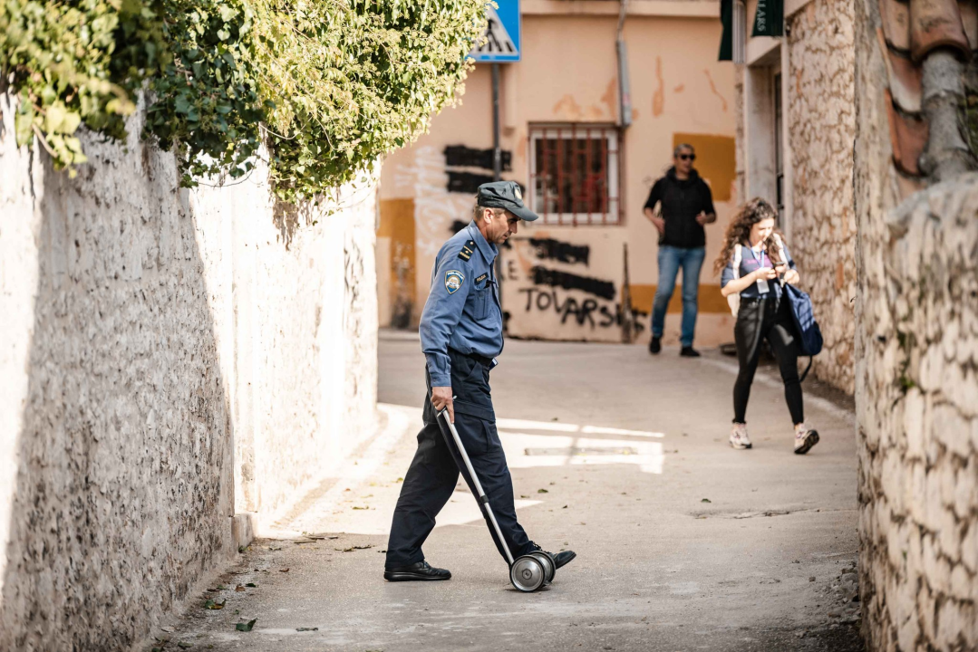 Izvučen kamion koji je zapeo u ulici iza Fine: Oštetio reklame i fasade