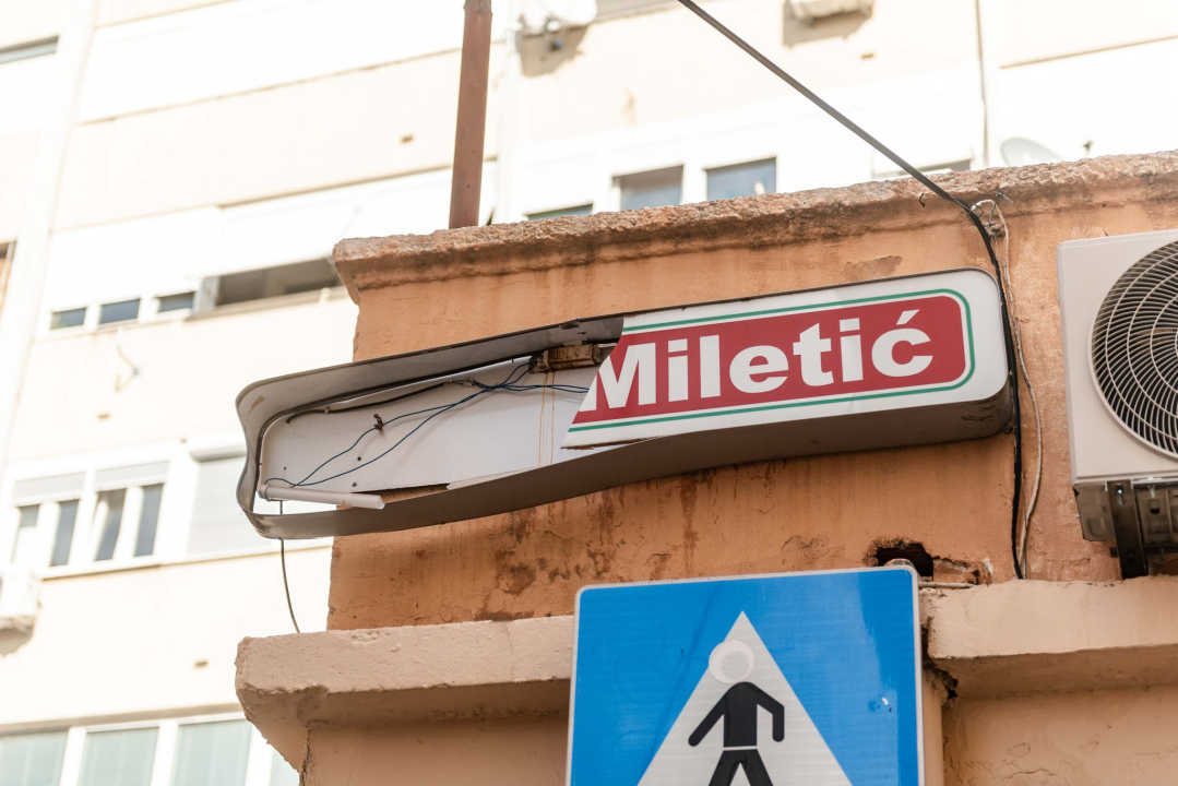 Izvučen kamion koji je zapeo u ulici iza Fine: Oštetio reklame i fasade