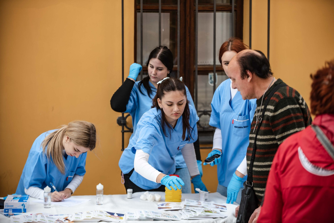 Međunarodni dan šećerne bolesti: Učenice Medicinske škole mjerile Šibenčanima šećer u krvi
