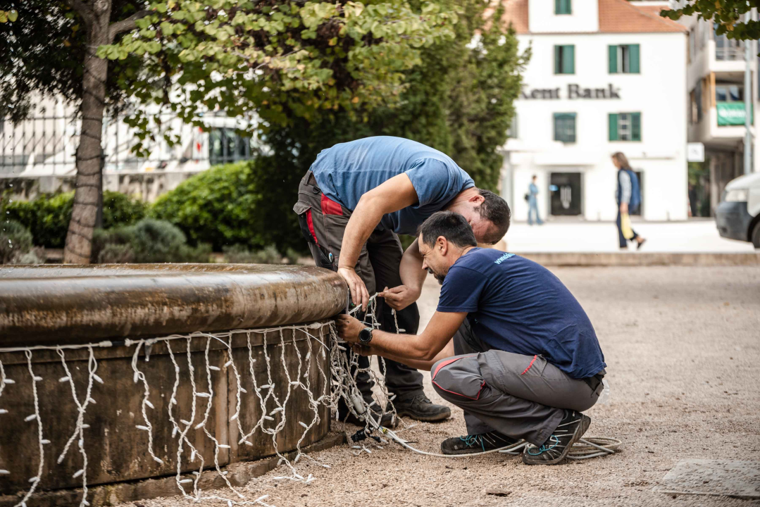 Započinje blagdansko ukrašavanje grada: Ukrasi se postavljaju na tri lokacije  