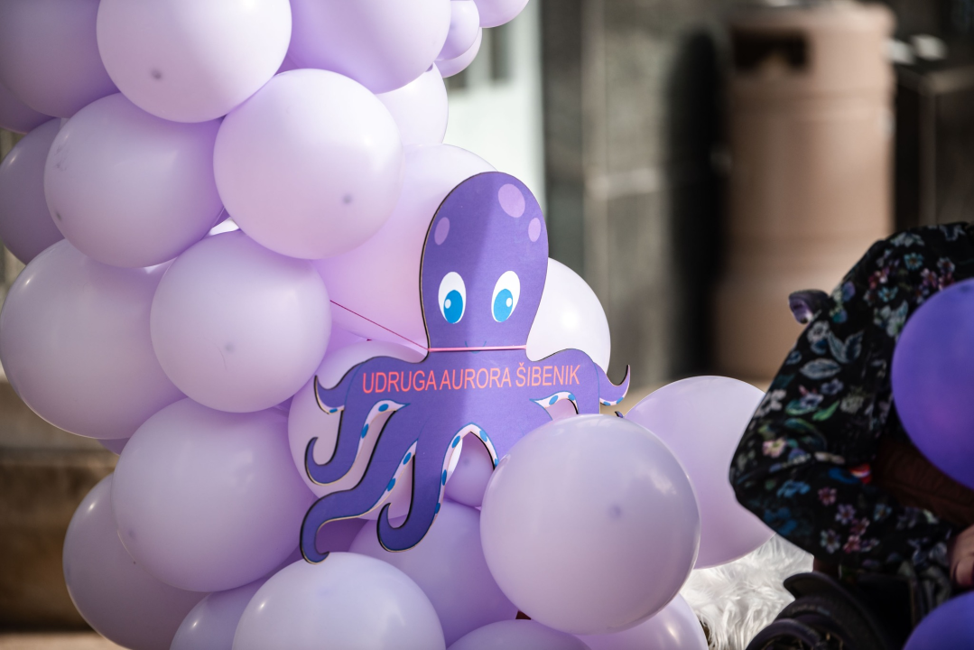 U Šibeniku obilježen Dan palčića: 'Našim anđelima među zvijezdama poslali smo balone na dar'