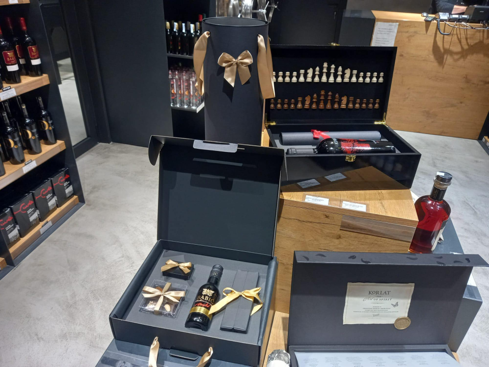 Razveselite svoje poslovne partnere odličnim poklon setom iz Badela!