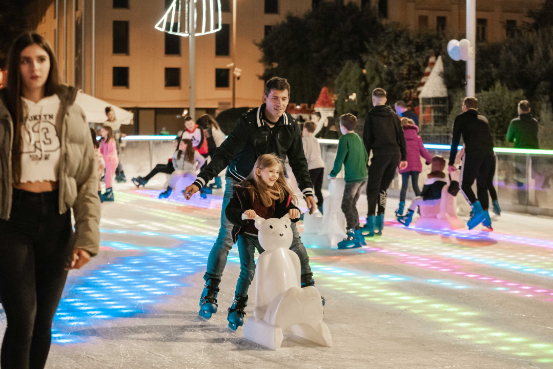 Šibenčani proklizali: Otvorena atraktivna ledena površina na Poljani 