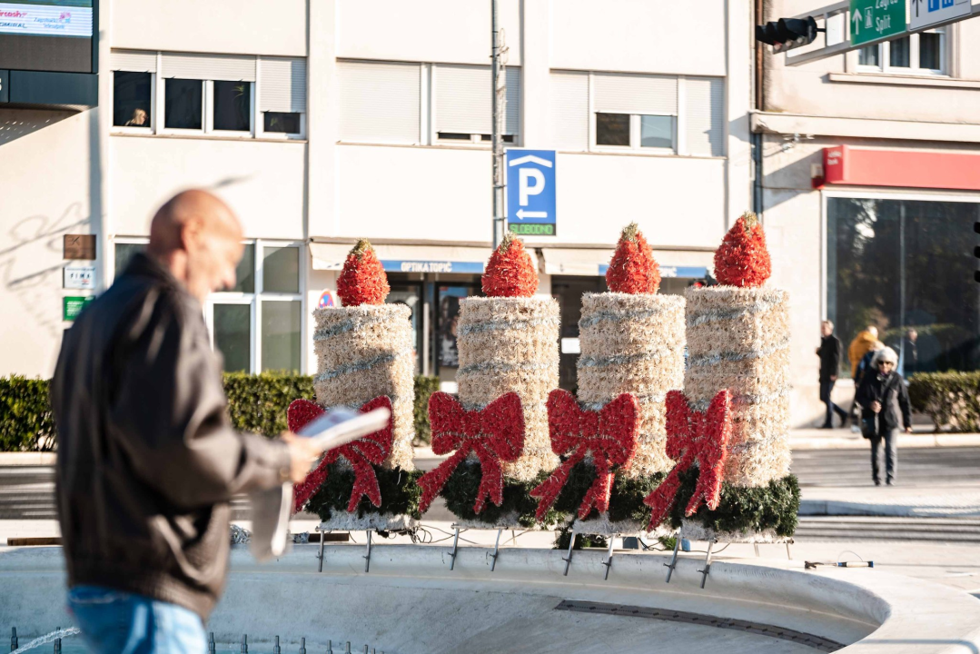 Stigao blagdanski bor na Poljanu