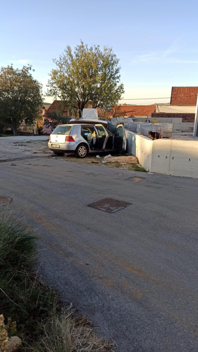 Vozačica u Ražinama udarila u vozilo ispred, sletjela s ceste, probila ogradu i završila u zidu kuće