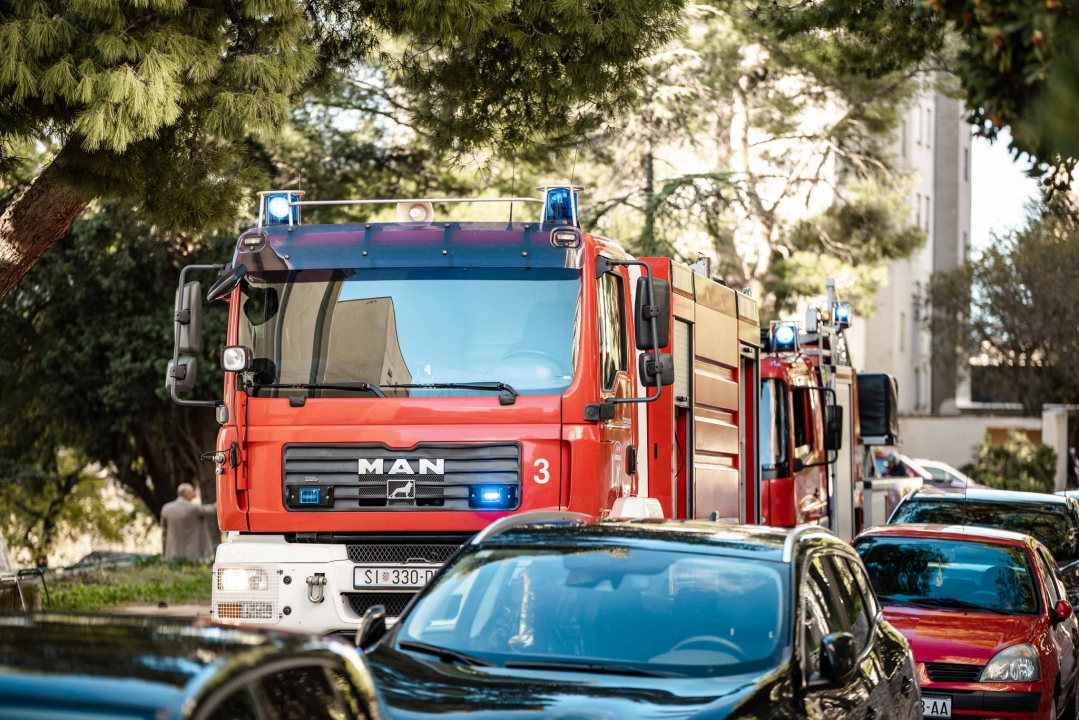 Živahno je bilo u Cvjetnom domu: 'Intervenirali' vatrogasci, HGSS-ovci, Crveni križ, policija… 