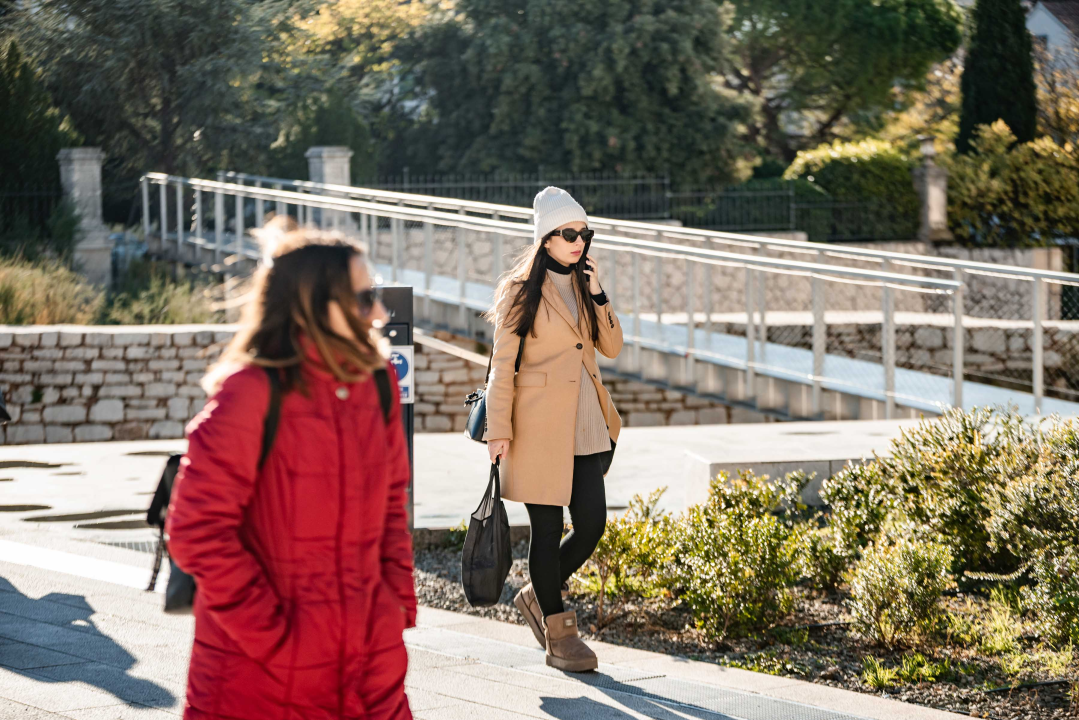 Kako biti trendi i po niskim temperaturama u Šibeniku znaju ove dame!