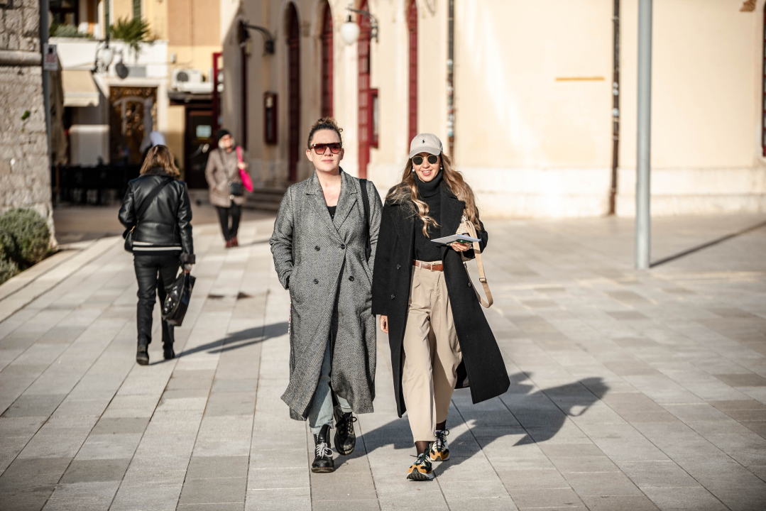 Kako biti trendi i po niskim temperaturama u Šibeniku znaju ove dame!