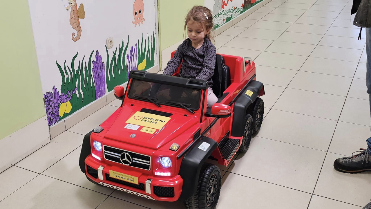 Šibenskoj bolnici doniran električni automobil za najmlađe pacijente: 'Ovo će im izmamiti osmijeh na lice'