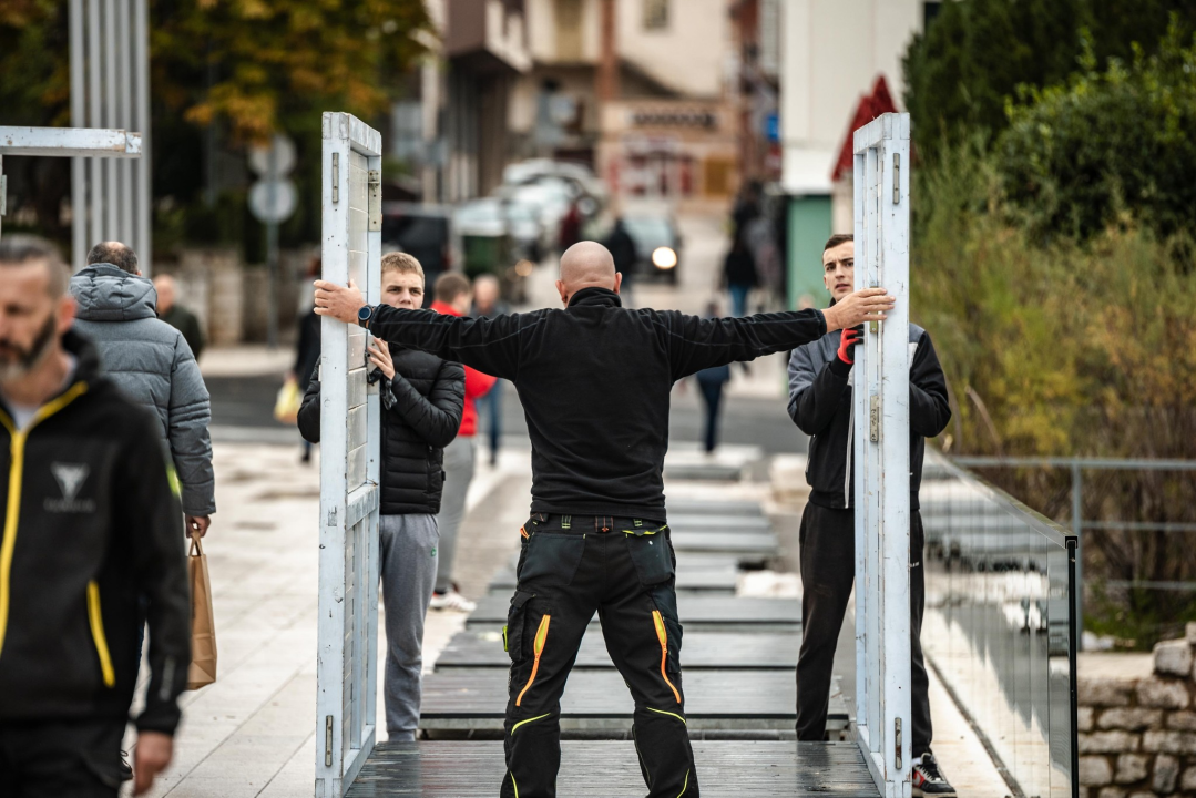 Počelo postavljanje kućice za Sajmić na Poljani: Izlažu lokalni kreativci i udruge