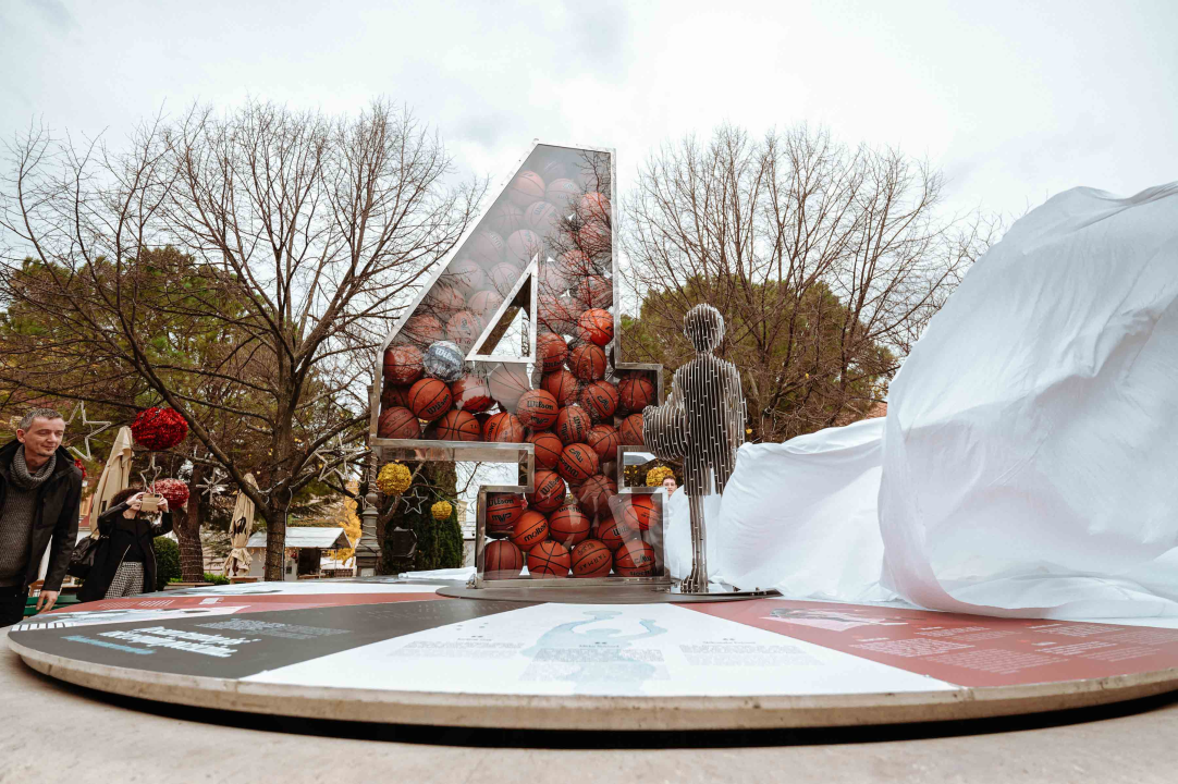 Umjetnička instalacija u spomen na Dražena Petrovića svečano otkrivena u đardinu