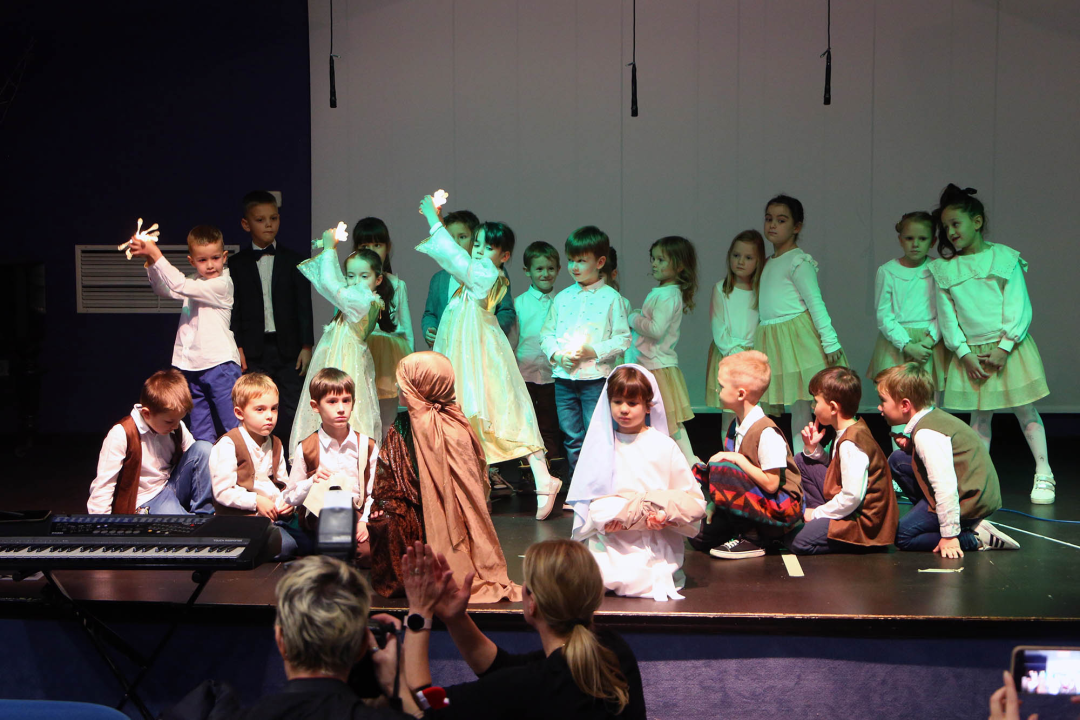 U Katoličkoj školi održana priredba 'Osvijetlimo put do jaslica'