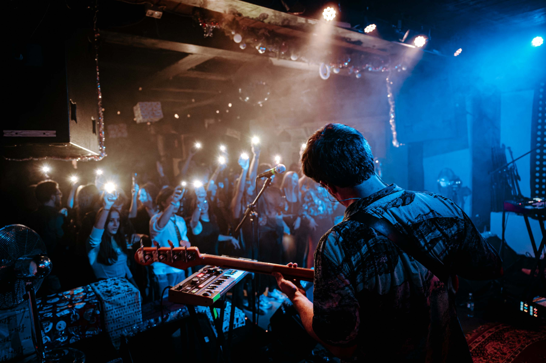 Svemirko sletio u Azimut i synth-pop hitovima rasplesao krcat podij