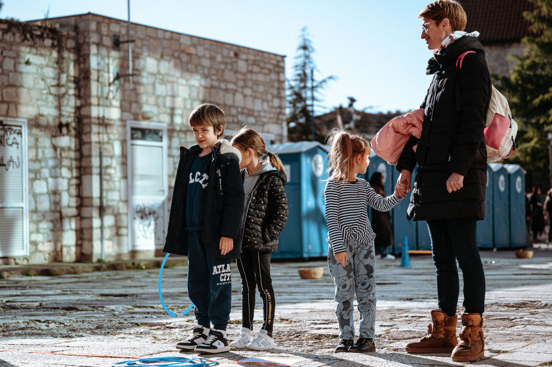 Na Outdoor Adventurici sport, zabavne igre i zanimljivi zadaci