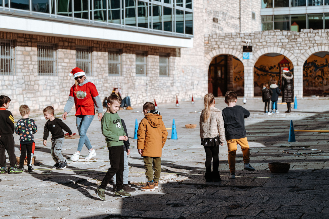 Na Outdoor Adventurici sport, zabavne igre i zanimljivi zadaci