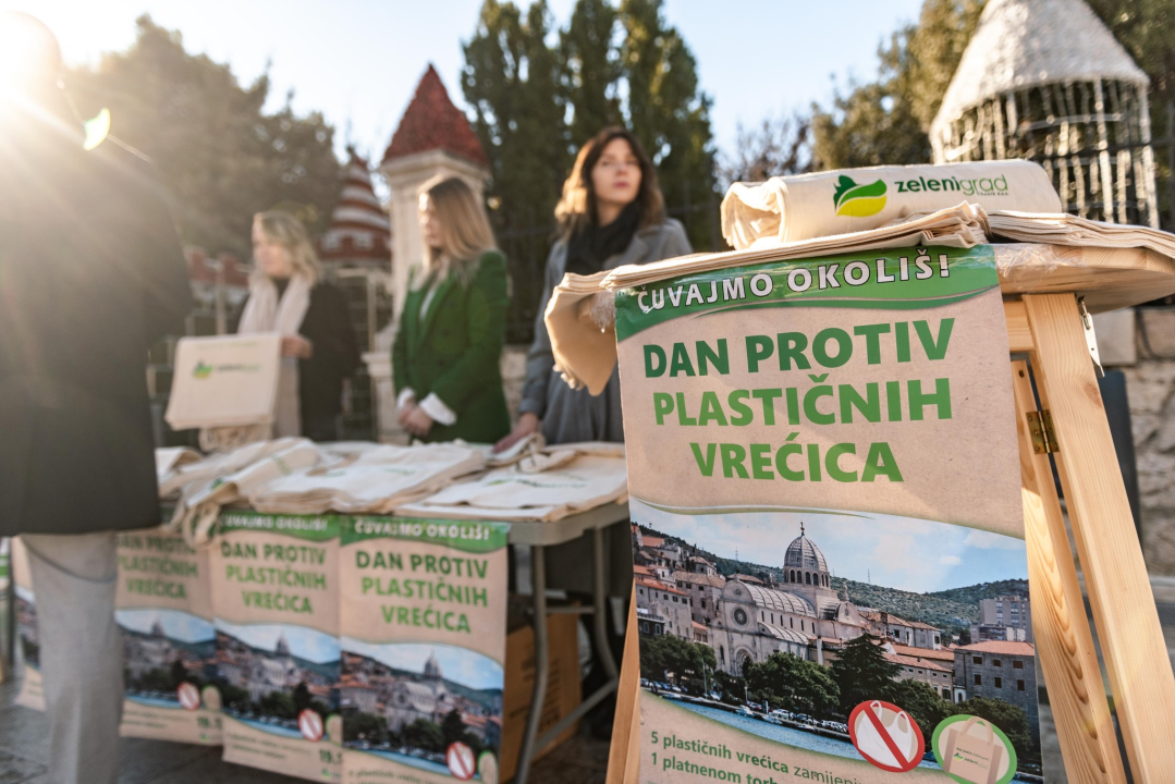 Zeleni grad na Poljani podijelio tisuću vrećica: 'Bez plastike ne možemo, ali bez plastičnih vrećica nije teško'