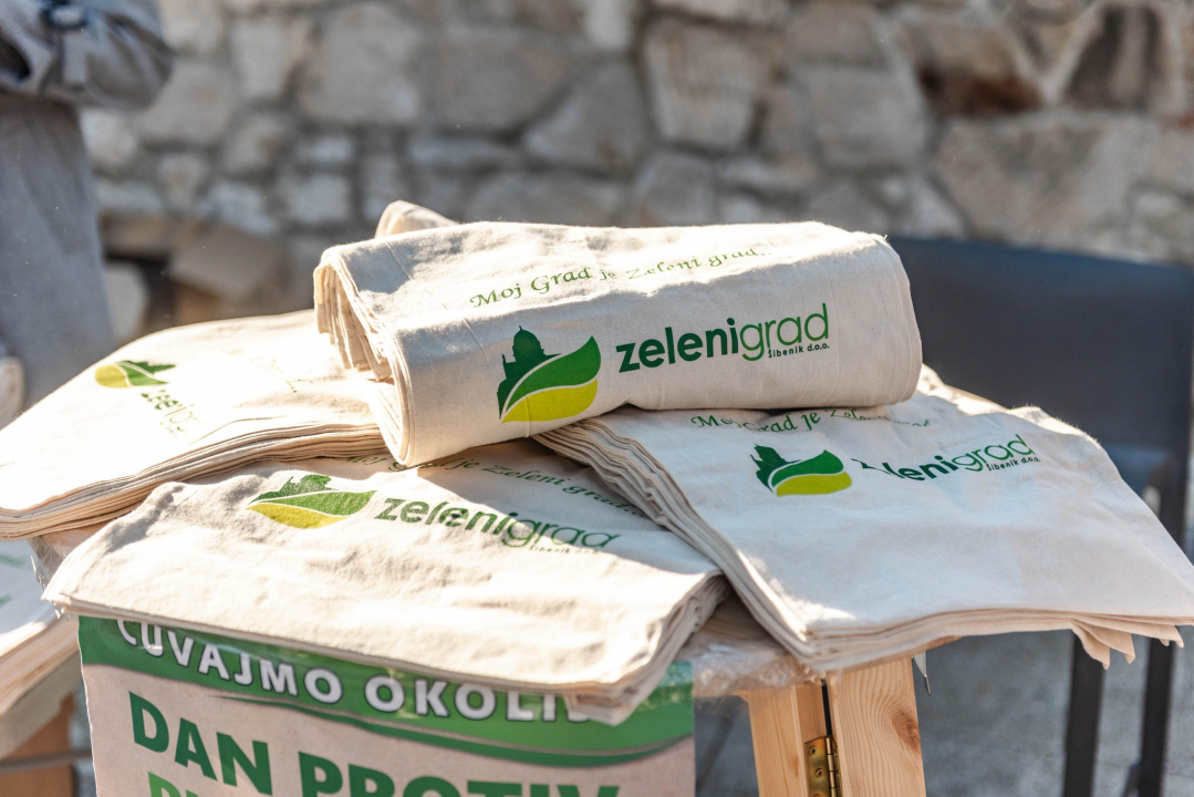 Zeleni grad na Poljani podijelio tisuću vrećica: 'Bez plastike ne možemo, ali bez plastičnih vrećica nije teško'