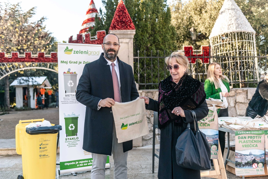 Zeleni grad na Poljani podijelio tisuću vrećica: 'Bez plastike ne možemo, ali bez plastičnih vrećica nije teško'