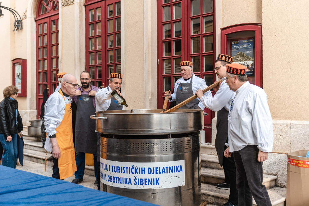 Kod kazališta podijeljeno tisuću porcija bakalara iz mega-teće: Ove godine nije bilo ni stampeda 