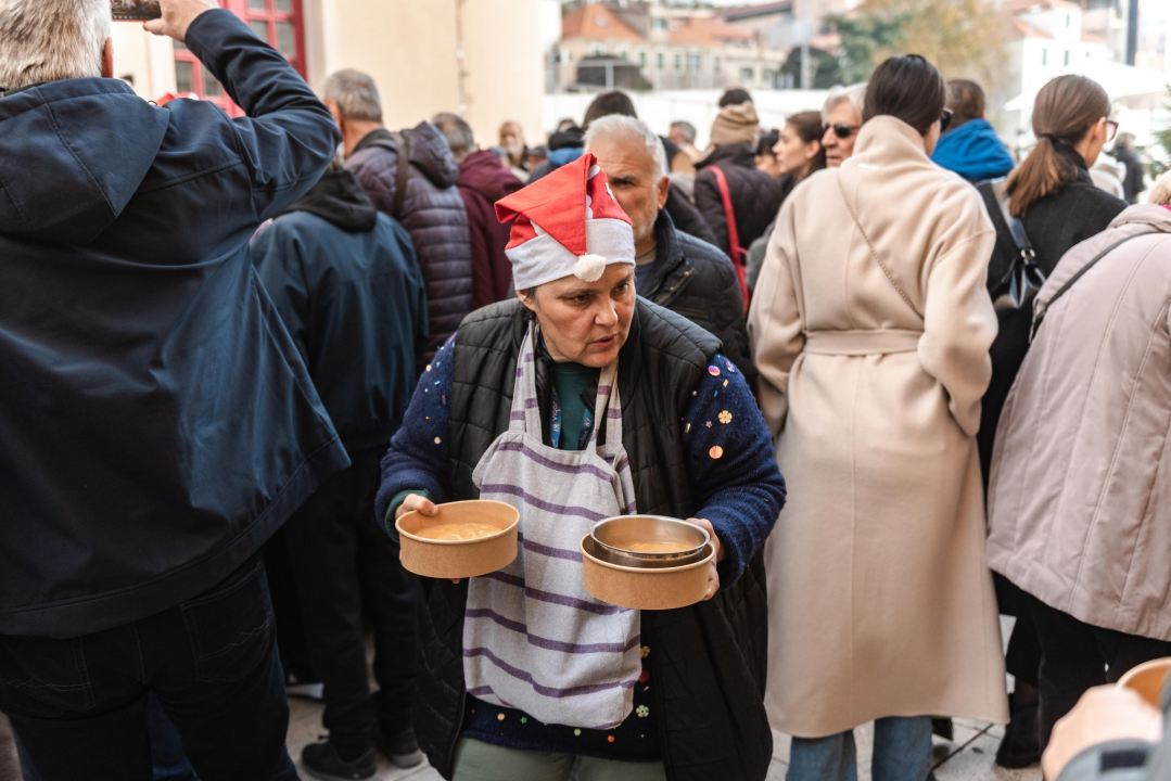 Kod kazališta podijeljeno tisuću porcija bakalara iz mega-teće: Ove godine nije bilo ni stampeda 