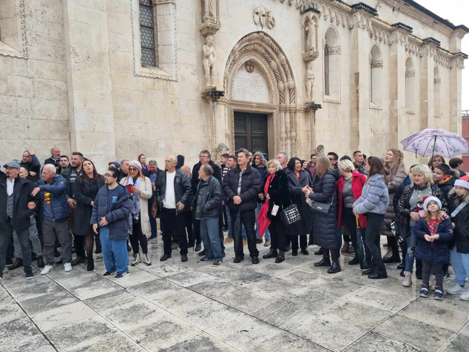 Šibenski glazbenici, usprkos kiši, zasvirali ispred Vijećnice i rasplesali Šibenčane