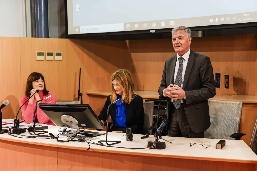 Šibenskim studentima dodijeljeni ugovori o stipendiranju: 'Želimo vam da se nakon studija većina vas vrati u Šibenik'